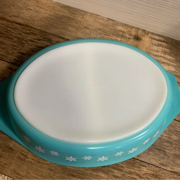 Vintage Pyrex Blue Snowflake Divided Casserole Dish - Picture 10 of 12